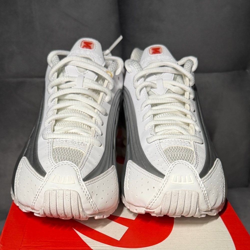 Womens Size 7.5 Nike Shox R4 White Metallic Silver Casual AR3565 101 Casual NEW